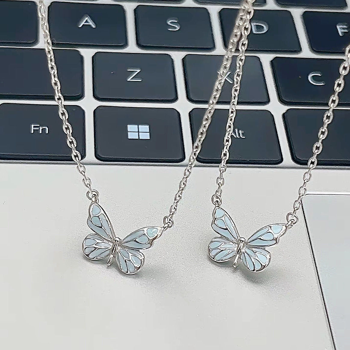 Fashion Blue Luminous Butterfly Necklace Bracelet Set For Glow In The Dark Women Clavicle Chain Choker Party Jewelry Set Gift