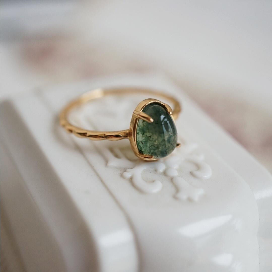 Women's Seaweed Green Stone Water Drop Ring